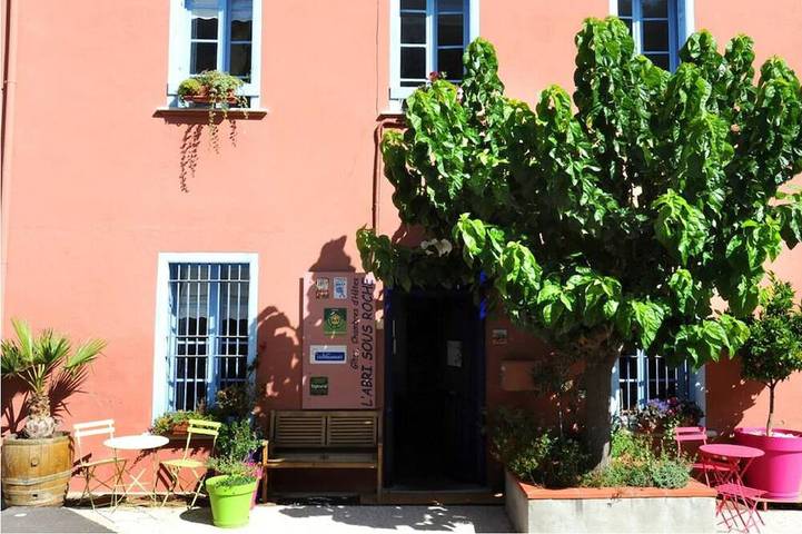 Ganze Wohnung, L'Abri Sous Roche: Air-conditioned studio in Maison d'Hôtes, 2 steps from the museum! in Tautavel, Mittelmeerküste (Frankreich)