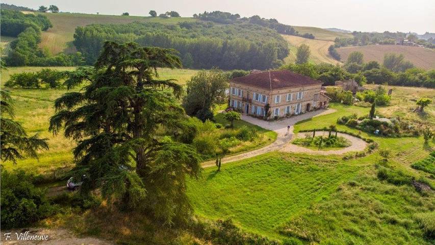 Chambre d’hôte pour 2 personnes, avec Balcon et Terrasse ainsi que Jardin et Vue à Salvagnac