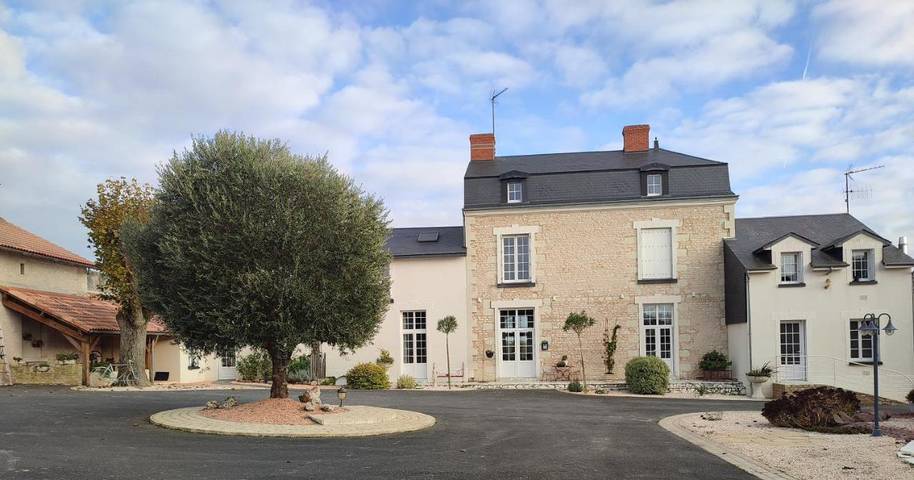 Gîte pour 8 personnes, avec jardin et vue à Nueil-sous-Faye