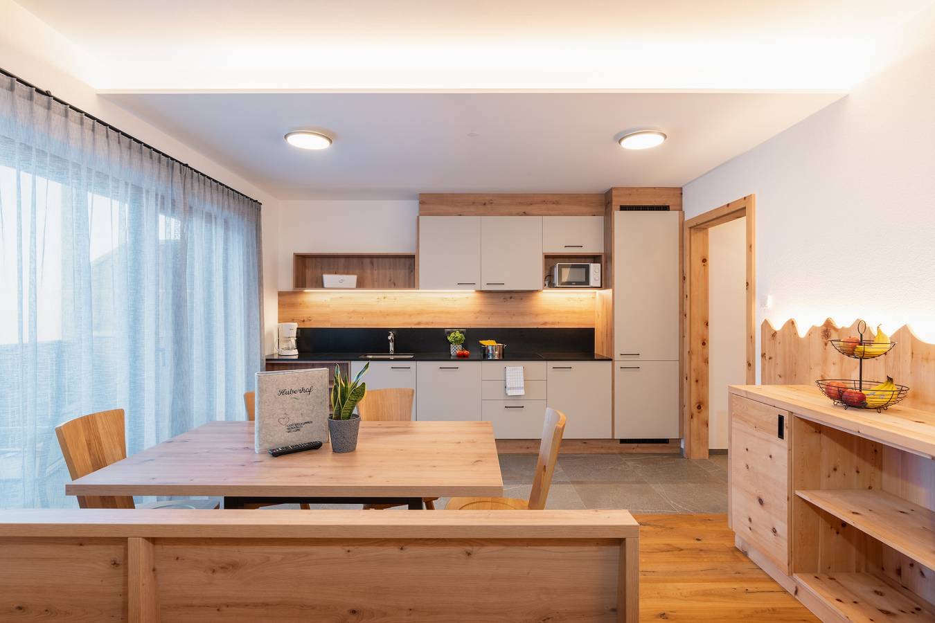 Ganze Wohnung, Ferienwohnung 'Huberhof Edelweiss' mit Bergblick, privater Terrasse und Wi-Fi in Gais, Kronplatz