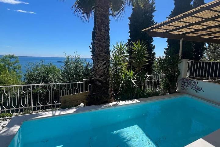 Villa pour 7 personnes, avec piscine ainsi que balcon et jardin à Gardone Riviera