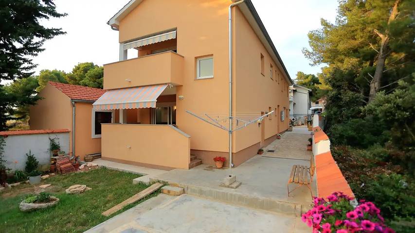 Gîte pour 5 personnes, avec terrasse à Bibinje