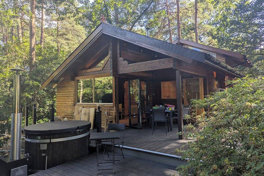 Onni - cosy forest cabin with hot tub option in St. Leonards and St. Ives, Dorset
