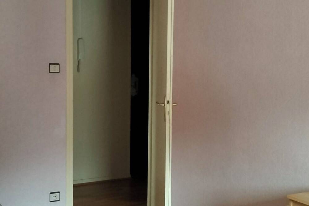 Appartement entier, Gîte indépendant dans ferme vosgienne rénovée entre ville et forêt. in Remiremont, Région d'Épinal