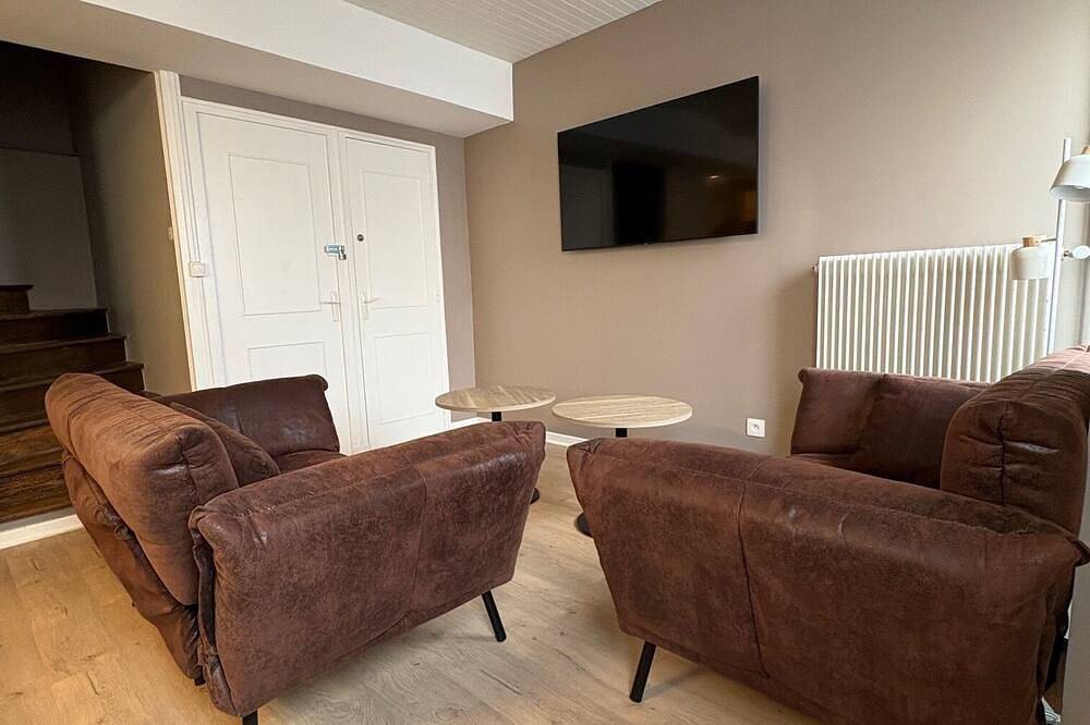 Entire apartment, Medieval Room 17 in Semur-en-Auxois, Montbard region