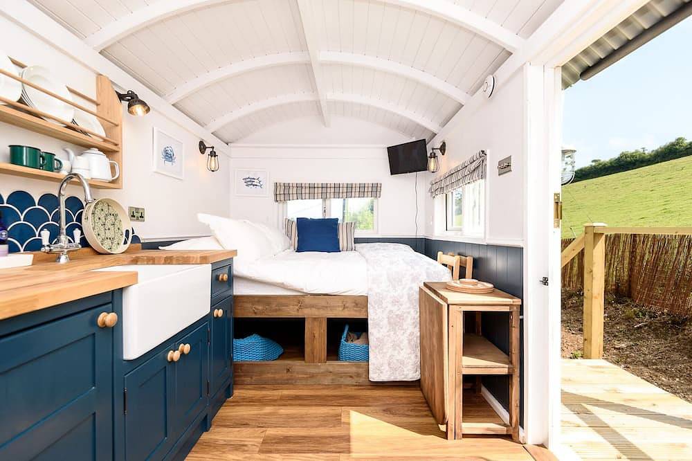 Luxury Coastal Shepherds Hut + hot tub, dining dome and outdoor kitchen. in Polperro, Cornwall
