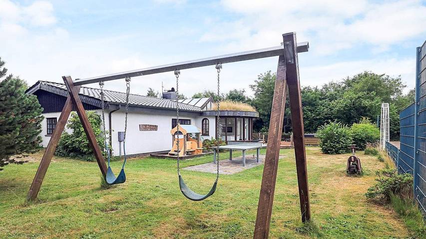 Ferieudlejning for 16 personer, med terrasse og sauna samt jacuzzi på Sjælland