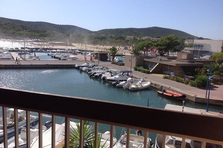 Gîte pour 4 personnes, avec terrasse et piscine dans Port de Bormes les Mimosas