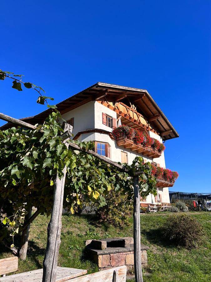 Ganze Wohnung, Apartment with Mountain View in Saubach (Barbian), Barbian