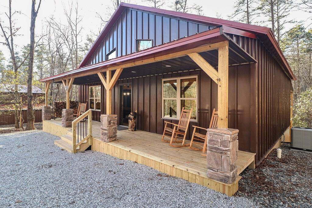 Dog-friendly home with a private hot tub, Wifi, pool table, fireplace, & A/C in Chattahoochee National Forest