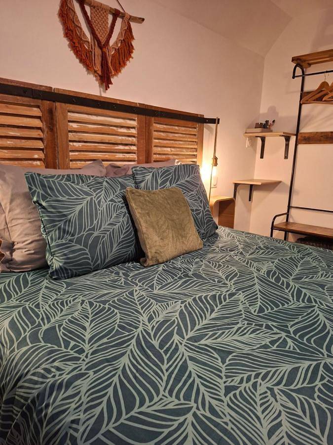 Location de vacances pour 2 personnes, avec Terrasse ainsi que Jardin et Vue à Missiriac - 3