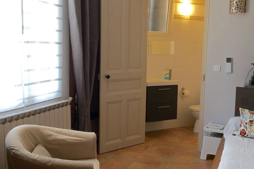 Chambre indépendante dans maison de ville de caractère. in Nîmes, Région de Nîmes