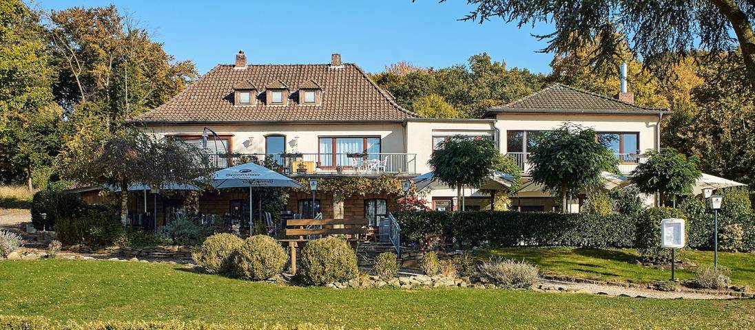 Hotel, mit Balkon/Terrasse und Terrasse sowie Garten