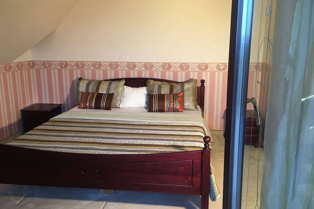Familienhaus mit Panoramablick auf den Velencer See, Swimmingpool und kostenlosem Wlan. in Velence, Gárdonyi járás