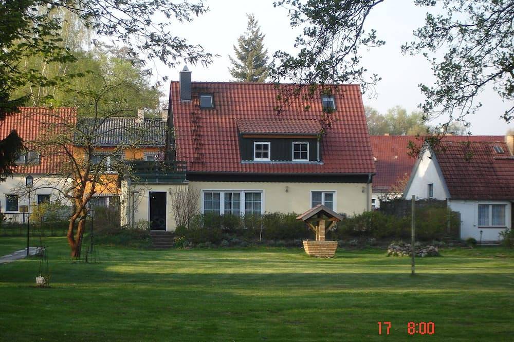 Ganze Wohnung, Ferienwohnung auf großem gepflegtem Grundstück mit direktem Seezugang in Himmelpfort, Ruppiner Seenland