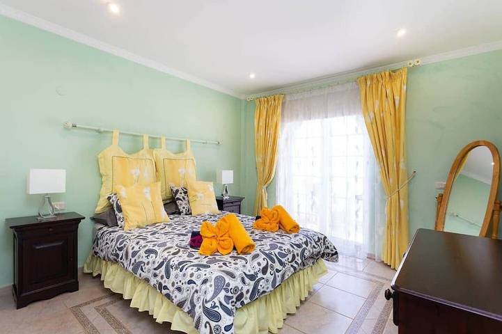 Villa élégante avec piscine chauffée, jacuzzi et vue magnifique sur la mer. in Chayofa, Arona