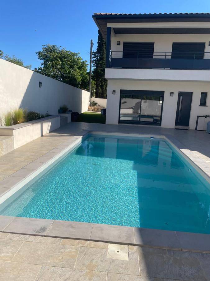 Location de vacances pour 7 personnes, avec terrasse ainsi que jardin et piscine à Villetelle - 2