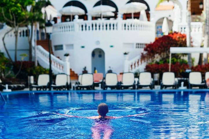 Apartahotel para 2 personas, con Balcón y Jacuzzi además de Terraza y Jardín en Los Cristianos