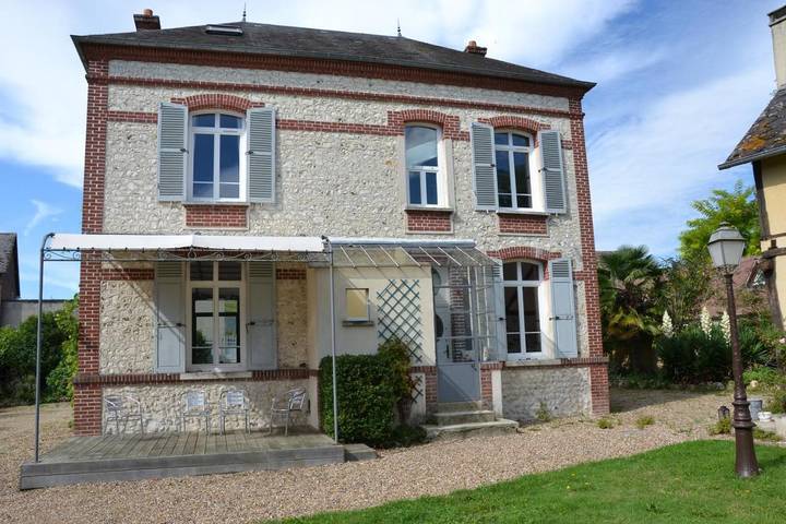 Location de vacances pour 8 personnes, avec Terrasse ainsi que Jardin et Vue à Fontaine-sous-Jouy