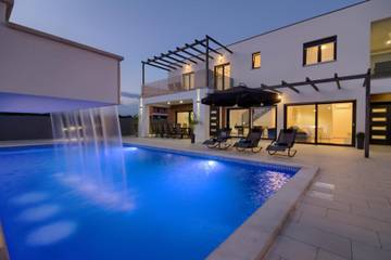 Villa für 14 Personen, mit Garten und Pool sowie Terrasse in Istrien