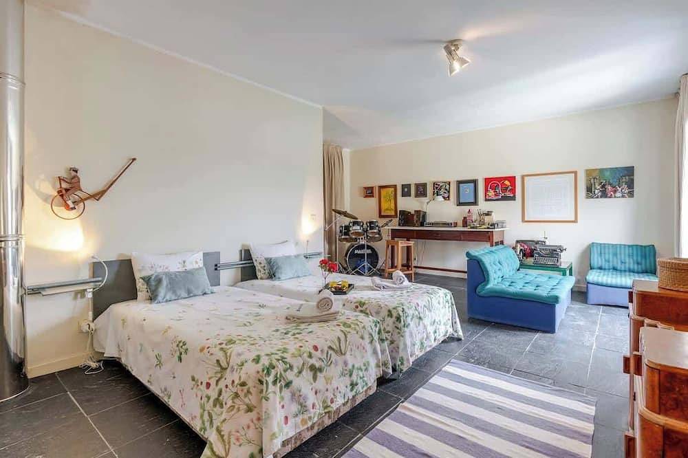 Riverside Retreat w/ Infinity Pool in Resende, Douro-Tal