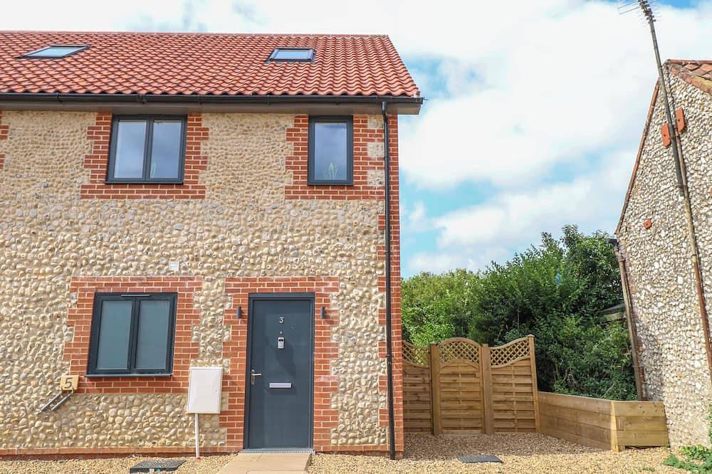 Henham 3 Bernaleen Cottages, pet friendly, with hot tub in Docking in Docking, Norfolk