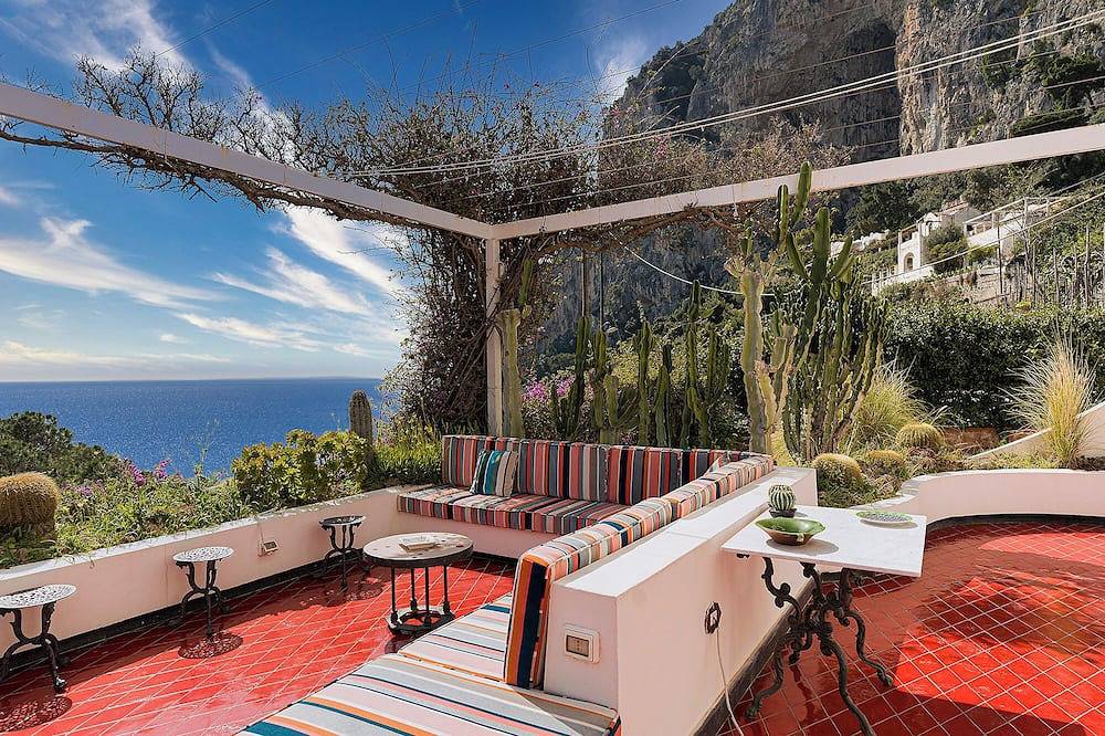 Apartment for 6 People in Marina Piccola (Capri), Capri