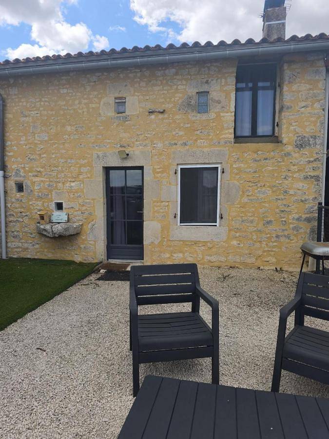 Location de vacances pour 6 personnes, avec vue et jardin à Linazay