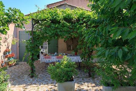 Annie et Alain B&B en Provence - Chambre Ocre in Mazan, Parc naturel régional du Mont-Ventoux