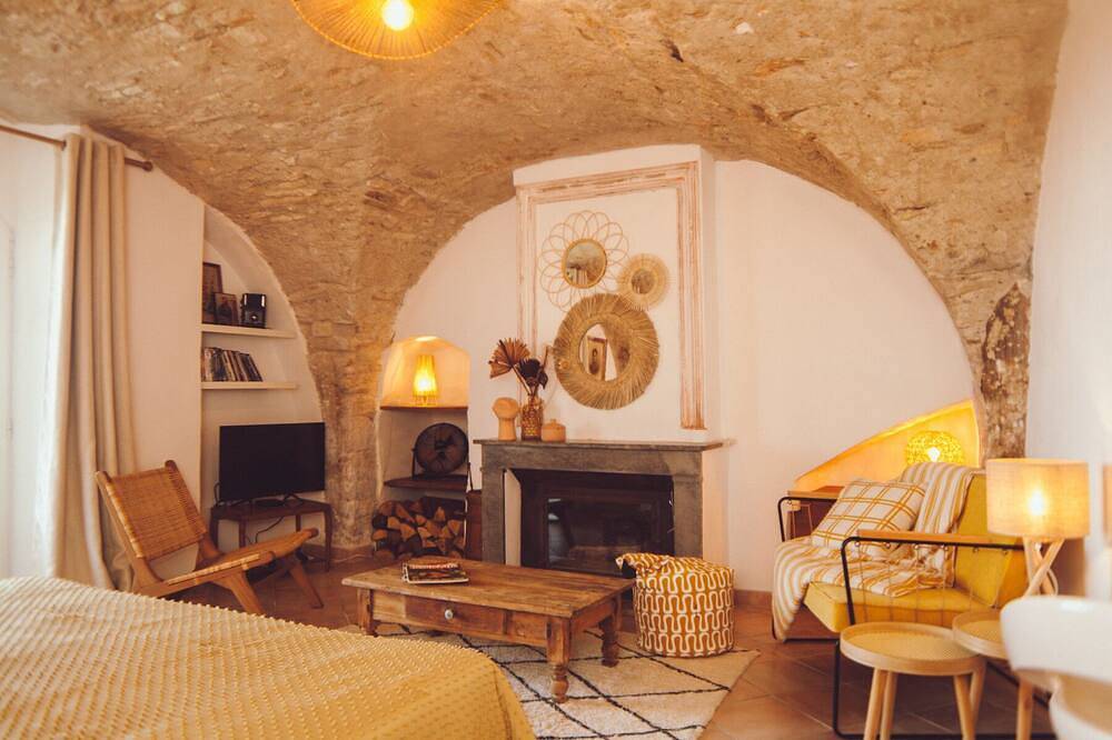 Entire apartment, L’Ostal Bestòrt, Studio-terrasse with view, Studio in Vézénobres, Alès region