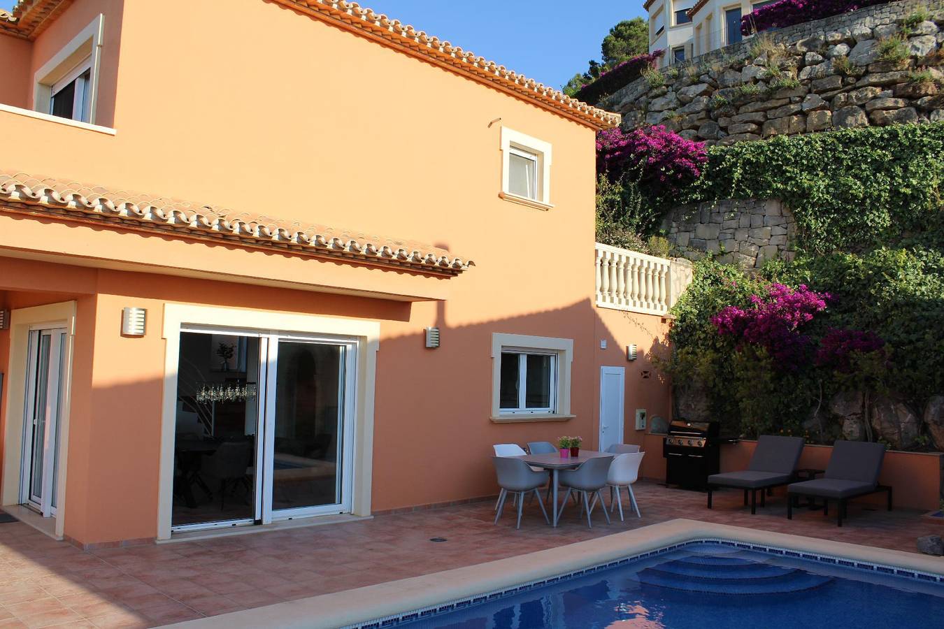 Modernes freistehendes Ferienhaus mit traumhaftem Panoramablick in La Sella, Pedreguer