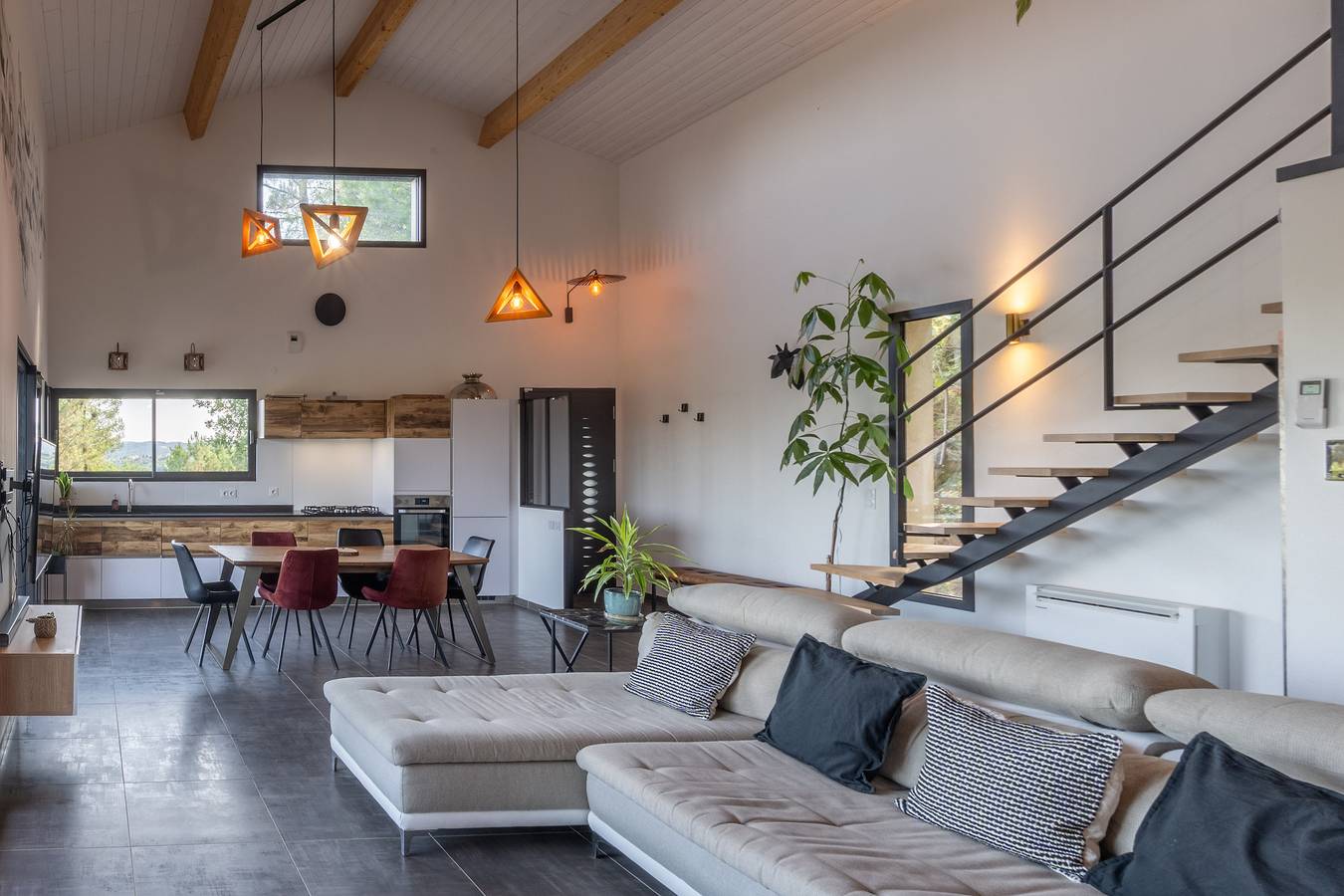 Villa 'Maison Contemporaine Céleste' met Uitzicht op de Bergen, Privézwembad en Wifi in Ucel, Parc naturel régional des Monts d'Ardèche