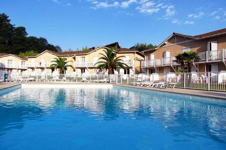 Location de vacances pour 6 personnes, avec piscine ainsi que jardin et balcon à Anglet