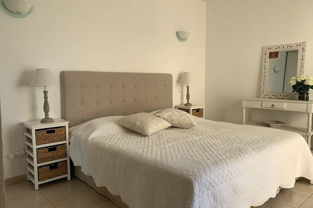 Maison Cote d'Azur, 8 personnes avec piscine jardin , vue degagée et mer in Cagnes-sur-Mer, Région de Cannes