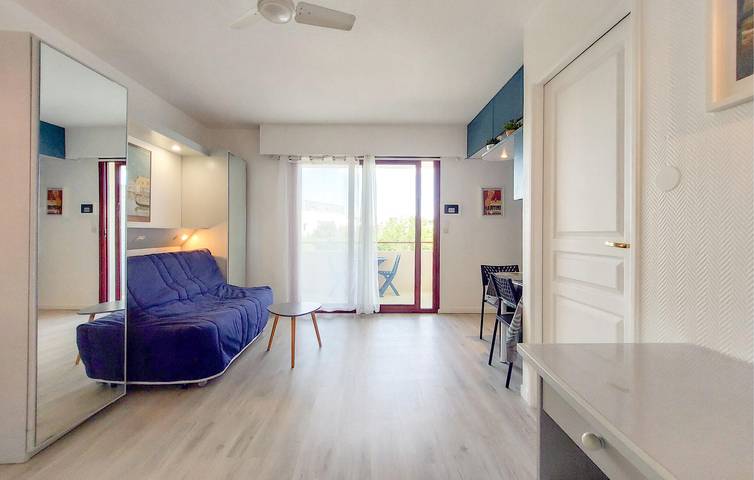 Entire holiday apartment, Cozy Apartment 500m from Beach with Pool & Parking in La Rochelle, La Rochelle region