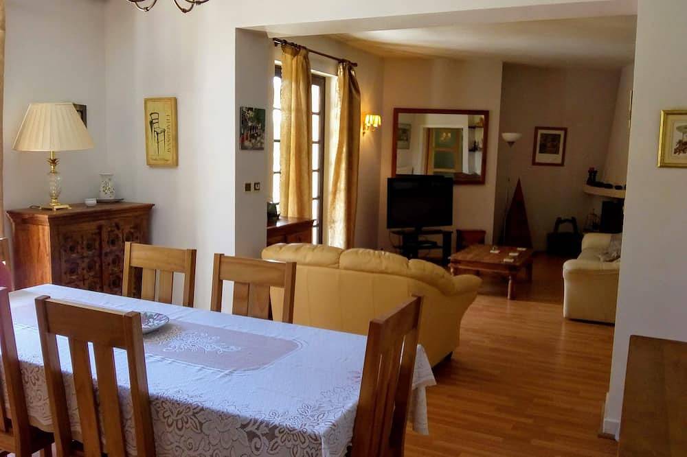 Bel appartement privé avec piscine intérieure chauffée dans une grande maison de campagne in Saint-Privat-en-Périgord, Périgord Vert
