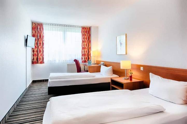 Stylish Budget Retreat! Twin Room | Near Stuttgart Attractions | Pets Welcome in Stuttgart, Stuttgart Region