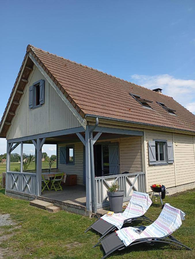 Location de vacances pour 5 personnes, avec terrasse ainsi que jardin et vue à Bréville-les-Monts