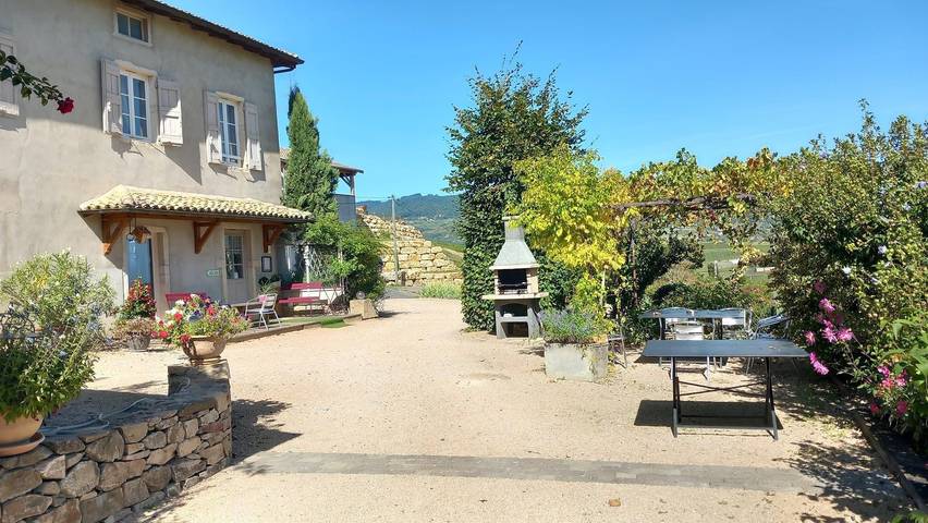 Gîte pour 12 personnes, avec jardin, animaux acceptés à Quincié-en-Beaujolais