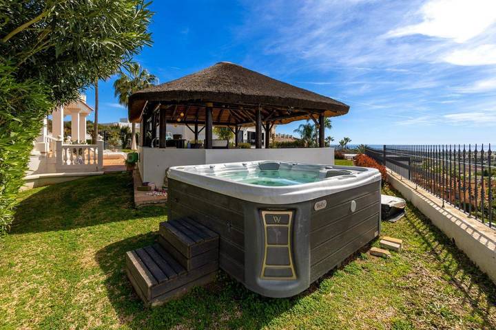 Chalet para 10 personas, con jardín además de piscina y vistas al mar, Se admiten mascotas en Provincia de Málaga - 2