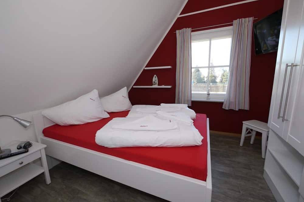 Exclusive thatched house on the water, terrace, fireplace, sauna, Wlan, barbecue.145m² in Ummanz, Rügen