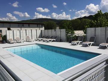 Hôtel pour 2 personnes, avec piscine ainsi que terrasse et jardin, animaux acceptés à Marvejols