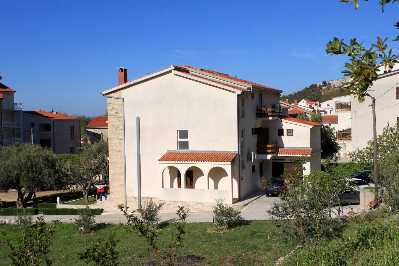 Ganze Wohnung, 2-Zimmer-Ferienwohnung mit Balkon und Meerblick Duce, Omis A-2821-a in Dugi Rat, Omis-Riviera