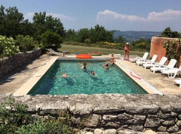Gîte pour 12 personnes, avec piscine et jardin à Chantemerle-lès-Grignan