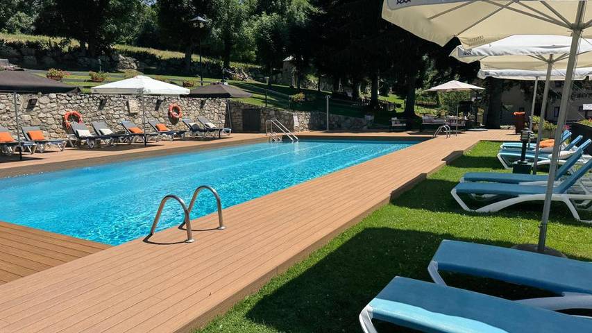 Hôtel pour 2 personnes, avec Terrasse et Jacuzzi ainsi que Jardin et Bassin pour enfant dans Salardú - 3