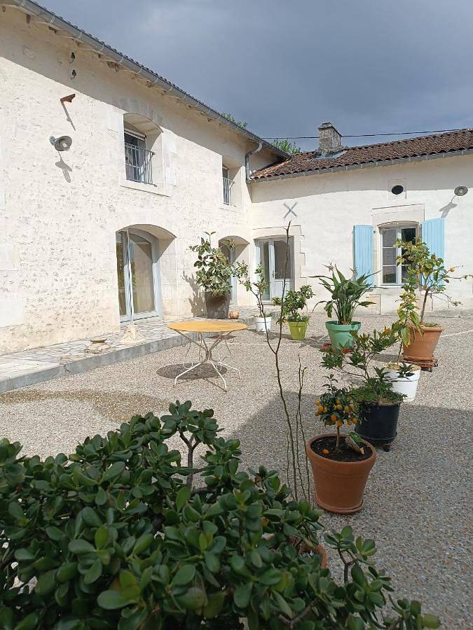 Maison d’hôte pour 3 personnes, avec jardin ainsi que terrasse et jacuzzi à Saint-Maigrin