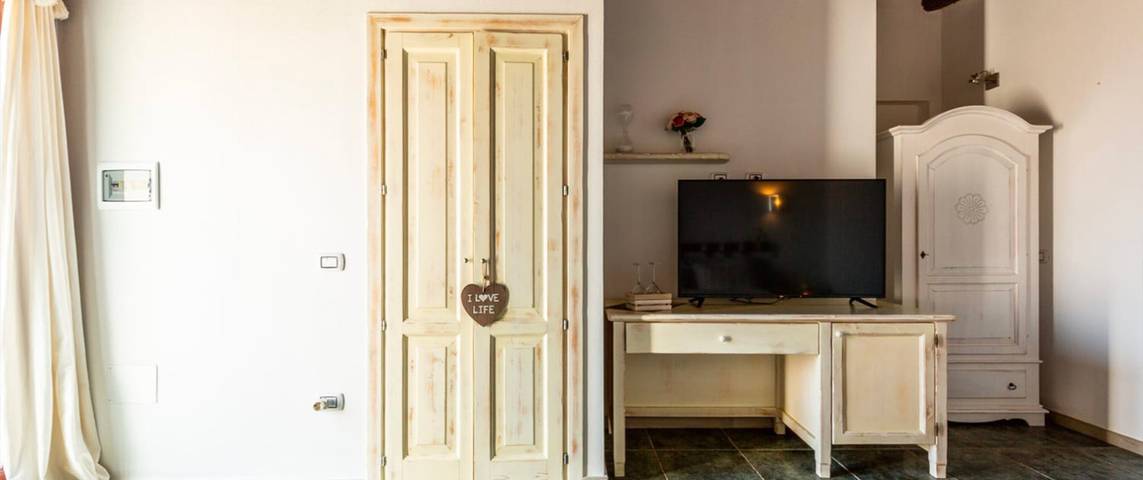 Room 'Suite Ulivo' with Mountain View, Wi-Fi and Air Conditioning in Uta, Cagliari Province