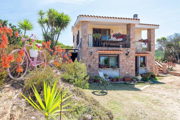 Holiday Home 'Casa Valeria Costa Paradiso' with Mountain View, Private Garden and Balcony in Trinità d'Agultu e Vignola, Gallura