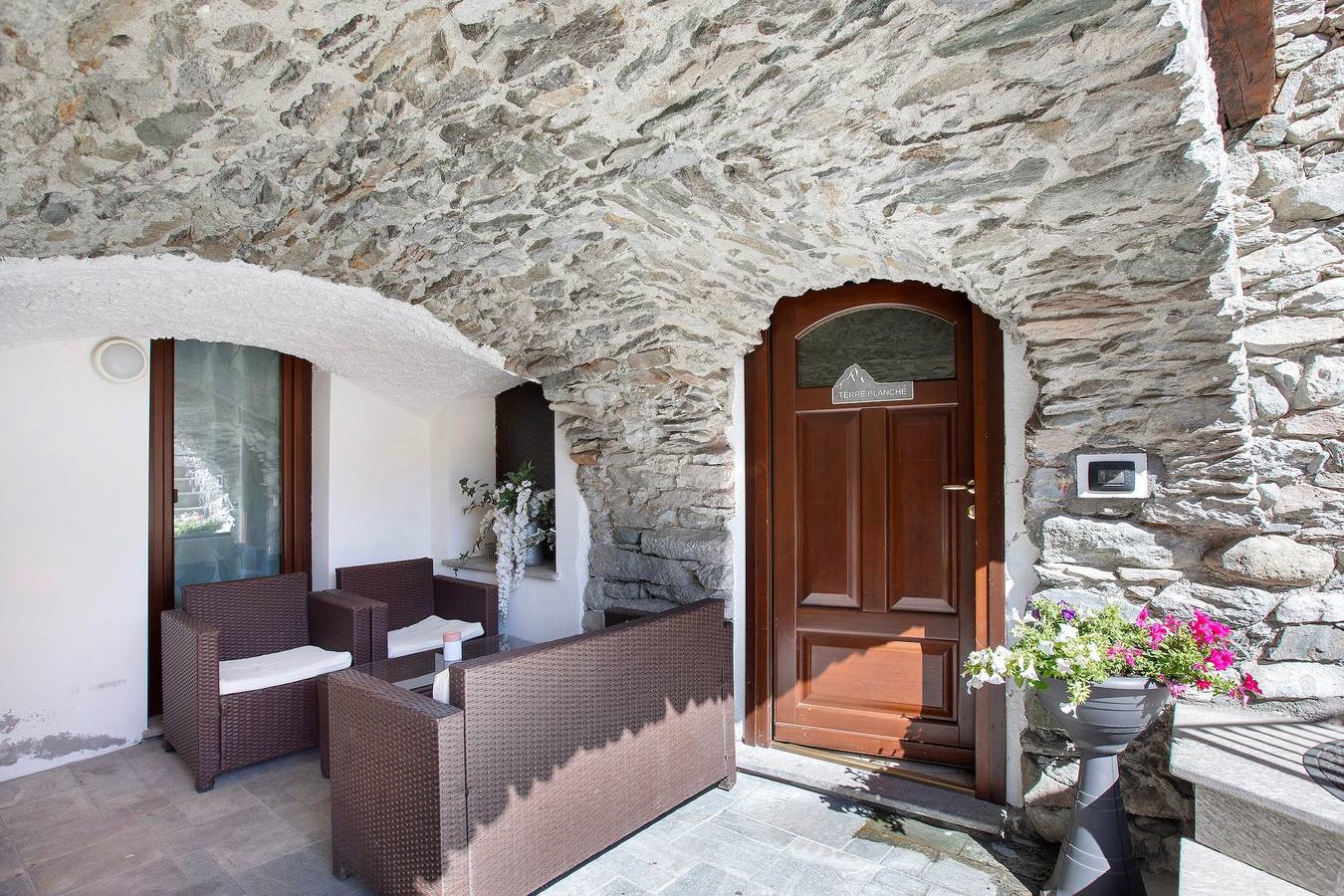 Hel lejlighed, Apartment 'Maison Bebe Terre Blanche' with Mountain View, Private Terrace and Wi-Fi in Chenaux, Comune di Pollein
