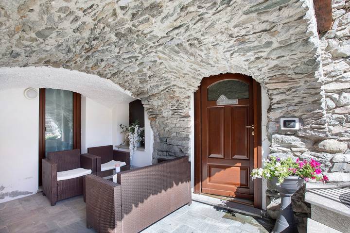 Appartement entier, Appartement "Maison Bebe Terre Blanche" avec vue sur la montagne, terrasse privée et Wi-Fi in Chenaux, Comune di Pollein